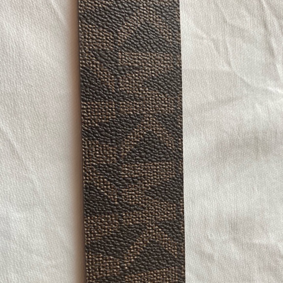 Michael Kors Women’s Mini Chain Logo Belt 551802.  Large - Picture 3 of 7